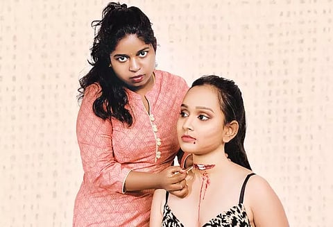 'ஸ்பெஷல் எபெக்ட்' மேக்கப் போடுவதில் அசத்தும் பெர்சி