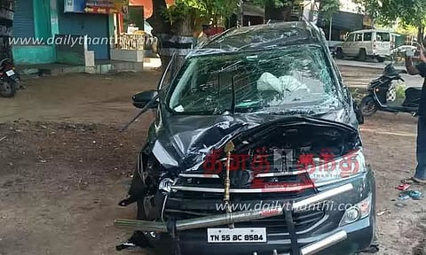 தடுப்புச்சுவரில் மோதிய கார் கவிழ்ந்து விபத்து-7 பேர் உயிர் தப்பினர்