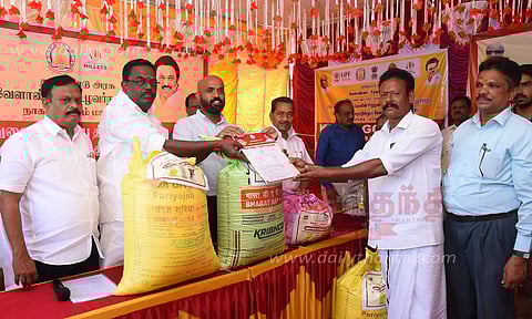 விவசாயிகளுக்கு மானிய விலையில் உரம், இடுபொருட்கள்கலெக்டர் ஜானிடாம் வர்கீஸ் வழங்கினார்