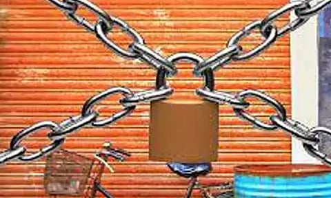 பொருட்களை சூறையாடி பல்பொருள் அங்காடிக்கு பூட்டு