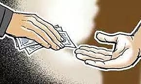 மும்பையில் ரூ.2 லட்சம் லஞ்சம் வாங்கிய இன்ஸ்பெக்டர், போலீஸ்காரர் கைது