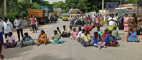 காதல் திருமணம் செய்த பெண்ணின் உறவினர்கள் தாக்குவதாக மத்தூர் போலீஸ் நிலையம் முன்பு காதலனின் உறவினர்கள் சாலை மறியல்