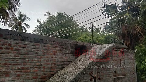 வீடுகள் அருகே தாழ்வாக செல்லும் மின்கம்பிகள்