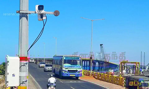 பாம்பன் ரோடு பாலத்தில் புதிதாக கண்காணிப்பு கேமராக்கள்