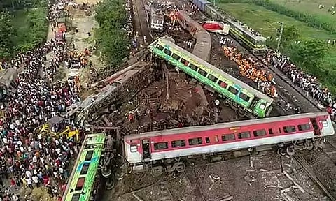 ஒடிசா ரெயில் விபத்து: ரெயில்வே ஊழியர்கள் 3 பேருக்கு நீதிமன்ற காவல் - சி.பி.ஐ. சிறப்பு கோர்ட்டு உத்தரவு