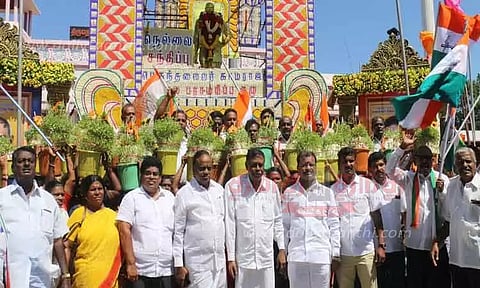 காமராஜர் சிலைக்கு அரசியல் கட்சியினர் மாலை அணிவித்து மரியாதை