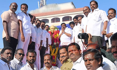 காமராஜர் சிலைக்கு நாடார் சங்கத்தினர்-காங்கிரசார் மாலை அணிவிப்பு