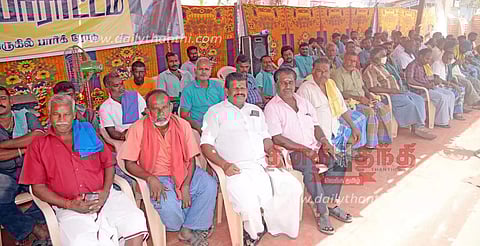 சுமை தூக்கும் தொழிலாளர்கள் 3-வது நாளாக வேலைநிறுத்தம்