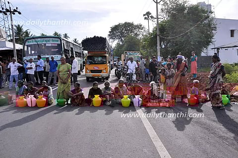 நம்பியூர் அருகே குடிநீர் வழங்கக்கோரி பெண்கள் சாலை மறியல்