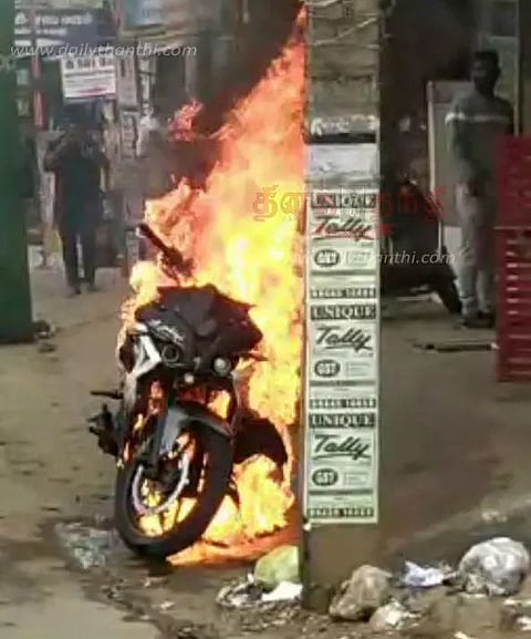 பவானி பஸ்நிலையம் அருகே மோட்டார்சைக்கிள் தீப்பிடித்து எரிந்தது