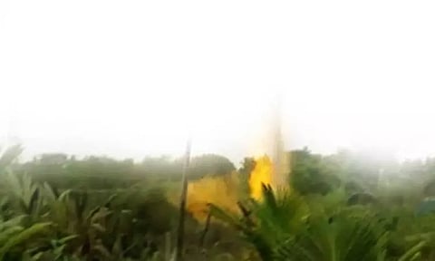 ஆந்திராவில் கிணற்றிலிருந்து 10 அடி உயரத்திற்கு கொழுந்து விட்டு எரிந்த தீ..! மக்கள் அச்சம்