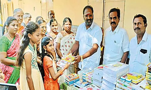 கர்மவீரர் காமராஜரின் 121-ம் ஆண்டு பிறந்தநாளையொட்டி பள்ளி மாணவர்களுக்கு ரூ.3 லட்சத்தில் கல்வி உபகரணங்கள்