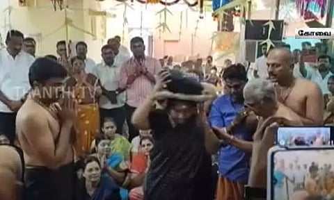 பா.ஜ.க. எம்.எல்.ஏ. வானதி சீனிவாசன் இருமுடி கட்டி சபரிமலை பயணம்