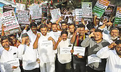 பொது சிவில் சட்டத்திற்கு எதிர்ப்பு தெரிவித்து எஸ்.டி.பி.ஐ. கட்சியினர் ஆர்ப்பாட்டம்