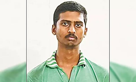 ஆபாசமாக சித்தரித்து விற்பனை ஈரோட்டை சேர்ந்த பட்டதாரி வாலிபர் கைது