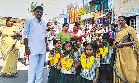 பள்ளிப்பட்டில் அரசு பள்ளியில் காமராஜர் பிறந்த நாள் விழா கொண்டாட்டம்