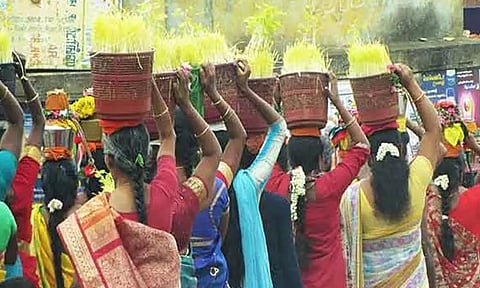 திருவொற்றியூரில் பெண்கள் முளைப்பாரி எடுத்து ஊர்வலமாக சென்று காமராஜர் சிலைக்கு மரியாதை