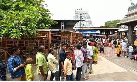 அருணாசலேஸ்வரர் கோவிலில் பக்தர்கள் நீண்ட வரிசையில் நின்று சாமி தரிசனம்