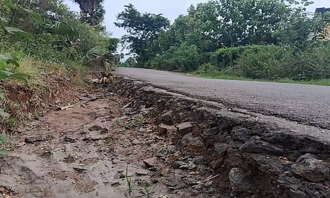 கிணத்துக்கடவு அருகே சாலையோர பள்ளத்தால் விபத்து அபாயம்-உரிய நடவடிக்க எடுக்க வாகன ஓட்டிகள் வலியுறுத்தல்