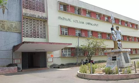 செங்கல்பட்டு அரசு ஆஸ்பத்திரியில் பிரசவத்தில் பெண் குழந்தையின் இடது கை உடைந்ததாக புகார்; டாக்டர்களிடம் உறவினர்கள் வாக்குவாதம்