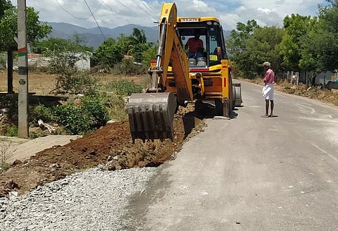 ஆயக்குடி-பொருளூர் இடையே சாலை அகலப்படுத்தும் பணி