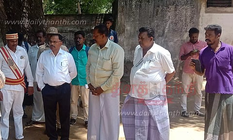 சாலை அமைக்கும் பணிகள்கலெக்டர் மகாபாரதி ஆய்வு