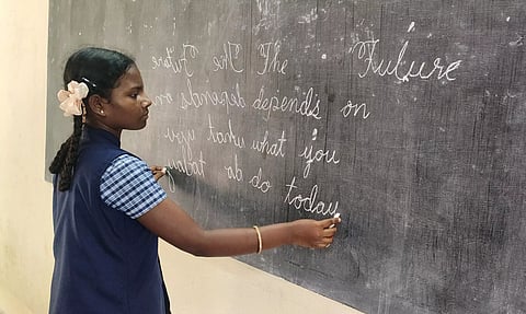 அரசு பள்ளி மாணவி 2 கைகளிலும் எழுதி சாதனை