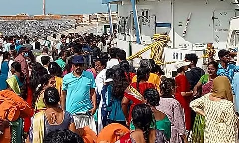 கன்னியாகுமரியில் குவிந்த சுற்றுலா பயணிகள்