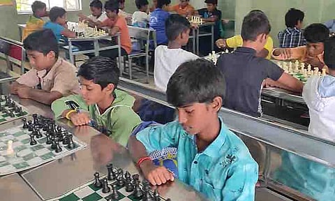 கரூரில் மாவட்ட அளவிலான செஸ் போட்டி