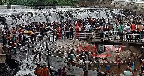 கோபி அருகே கொடிவேரி அணையில் குவிந்த சுற்றுலா பயணிகள்