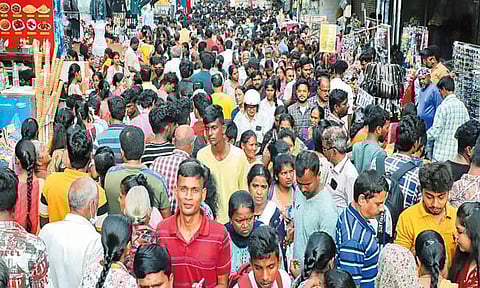 ஆடி தள்ளுபடி விற்பனை பொருட்கள் வாங்க குவிந்த பொதுமக்கள்