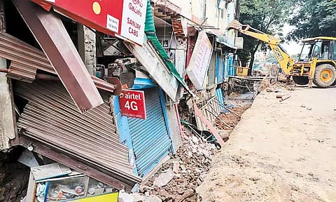 சிந்தாதிரிப்பேட்டையில் மழைநீர் வடிகால் பணியின்போது 3 கடைகள் இடிந்து விழுந்தன