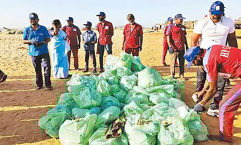 இந்துஸ்தான் பெட்ரோலிய நிறுவனம் சார்பில் பட்டினப்பாக்கம் கடற்கரையில் தூய்மை பணி