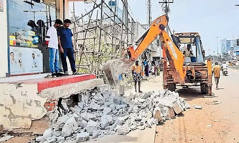 ஆவடியில் சாலையோர ஆக்கிரமிப்புகள் அகற்றம்