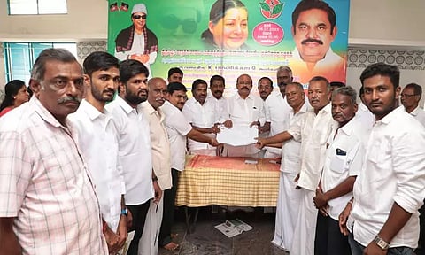 'ஒரு கண்ணிலே வெண்ணெய், மற்றொரு கண்ணிலே சுண்ணாம்பு போன்றதாகும்'