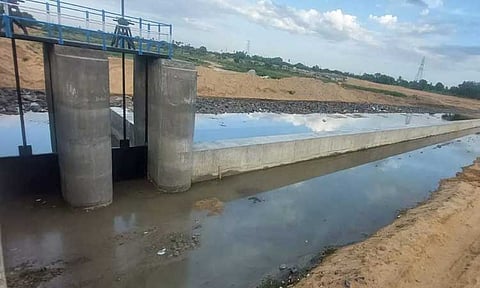 அதிகத்தூர் அருகே கூவம் ஆற்றின் குறுக்கே ரூ.17.70 கோடியில் புதிய தடுப்பணை கட்டும் பணி அடுத்த மாத இறுதியில் நிறைவடைய வாய்ப்பு