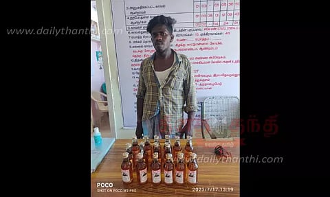 மொபட்டில் மதுபாட்டில்கள் கடத்திய வாலிபர் கைது