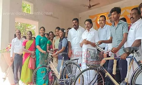 மாணவ-மாணவிகளுக்கு இலவச சைக்கிள்