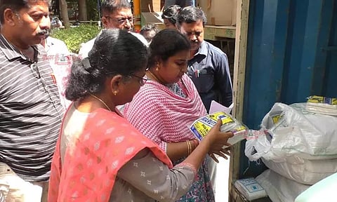 தமிழக அரசால் தடை செய்யப்பட்ட 3 டன் பிளாஸ்டிக் பொருட்கள் பறிமுதல் - ரூ.1 லட்சம் அபராதம் விதித்த அதிகாரிகள்