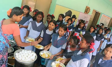 மதிய உணவுடன் மீண்டும் முட்டை வினியோகம்