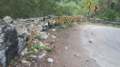 குமுளி மலைப்பாதையில் தடுப்புச்சுவர் சேதம்