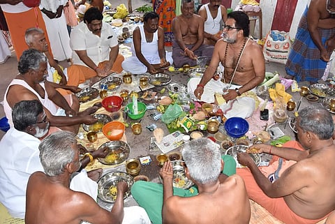 பழனி சண்முகநதியில் தர்ப்பணம் செய்த மக்கள்