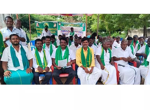 வல்லத்தில்விவசாயிகள் காத்திருப்பு போராட்டம்