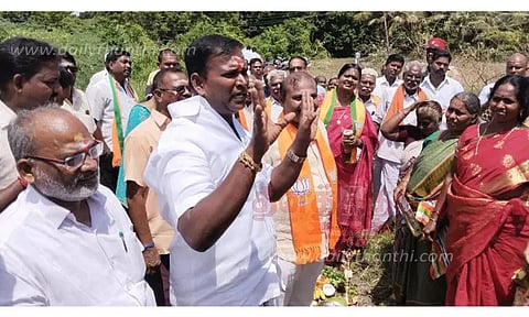 பெண் தொழிலாளர்களிடம் வினாடி- வினா நடத்திய அமைச்சர்