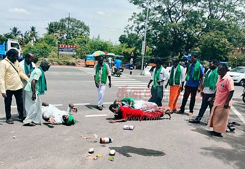 விவசாயிகள் தரையில் படுத்து உருண்டு நூதன ஆர்ப்பாட்டம்