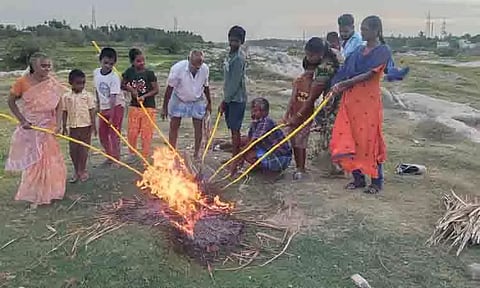 ஆடி மாத பிறப்பை தேங்காய் சுட்டு வரவேற்ற பொதுமக்கள்