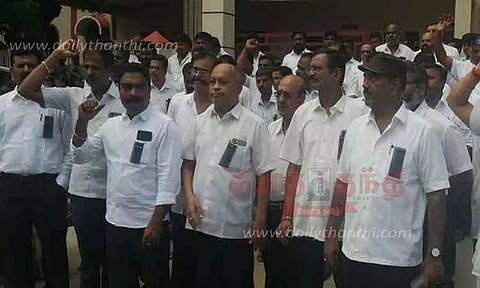 அம்பையில் வக்கீல்கள் ஆர்ப்பாட்டம்