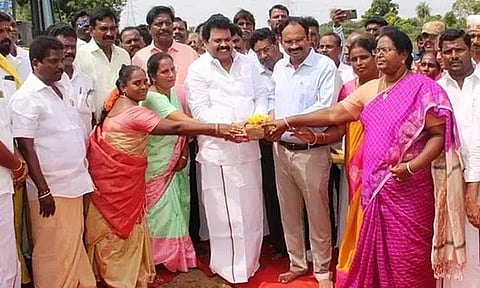 கொசஸ்தலை ஆற்றின் குறுக்கே ரூ.13½ கோடியில் மேம்பாலம் அமைக்கும் பணி - கலெக்டர் தொடங்கி வைத்தார்