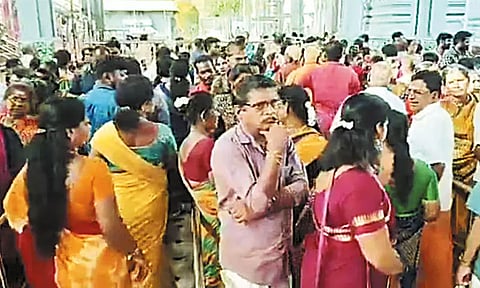 ஆடி மாதப்பிறப்பையொட்டி அம்மன் கோவிலில் அலைமோதிய பக்தர்கள் கூட்டம்