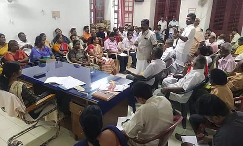 கால்வாய் சீரமைப்பு பணிகள் தாமதம்:பாசனத்திற்கு தண்ணீர் வழங்குவதில் சிக்கல்-முறையீட்டுக்குழு கூட்டத்தில் விவசாயிகள் புகார்